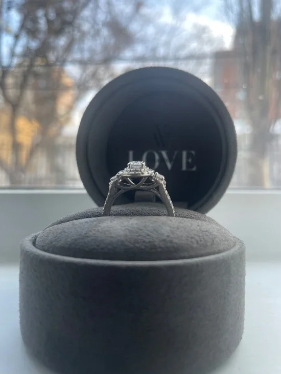 Engagement ring - Picture 3 of 3